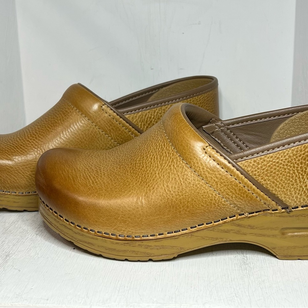 Dansko Professional Clog size 40 Honey Distressed